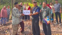 Camat Harnoldi Serahkan Langsung Bantuan Korban Kebakaran Bungus Timur