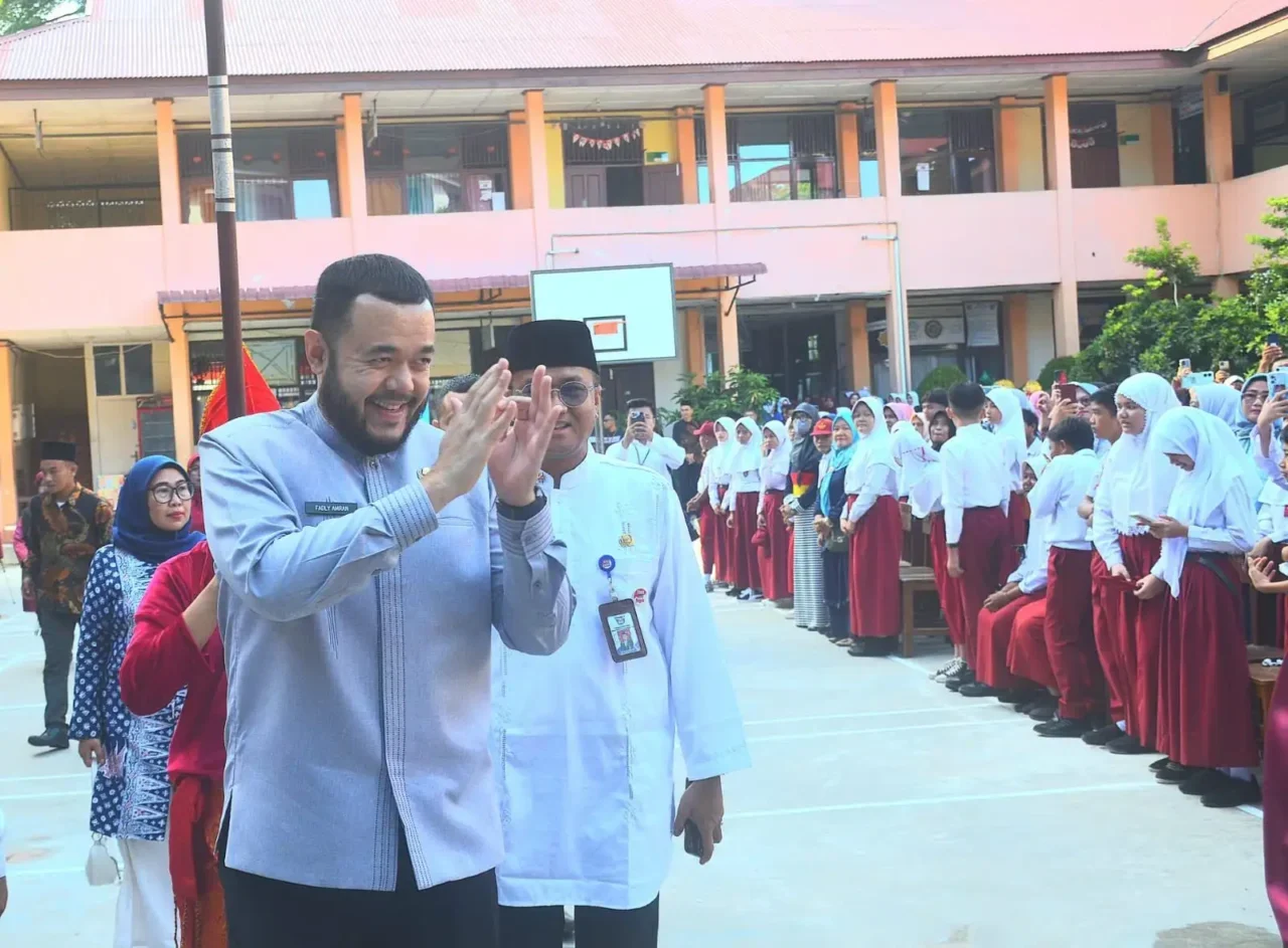 Penyerahan bantuan dari Pemerintah Kota Padang ini dilakukan secara simbolis oleh Wali Kota Fadly Amran di SMPN 2 Padang pada Jumat (11/7/2025).