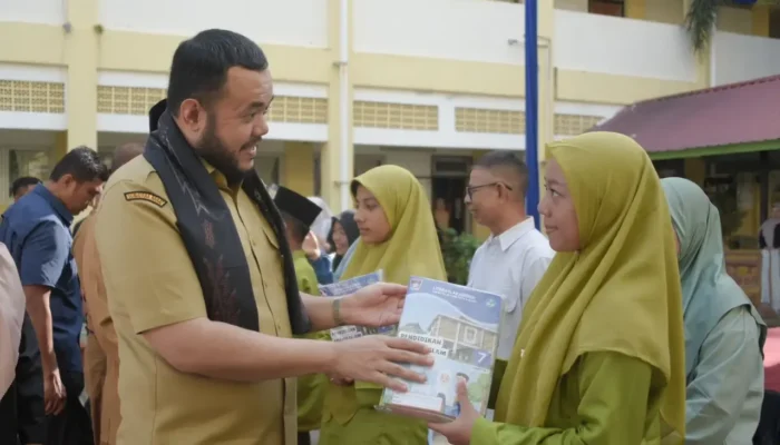 Wali Kota Padang Serahkan LKS Gratis di SMP 25