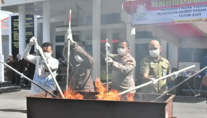 Kejari Pasbar Musnahkan Barang Bukti Tindak Pidana 2025