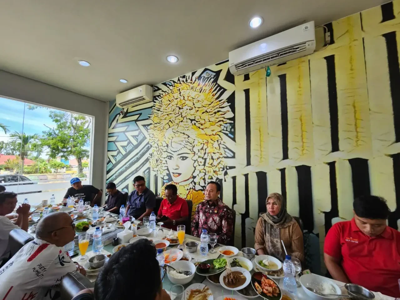 Rahmat Saleh saat silaturahmi bersama para jurnalis Sumbar di sebuah restoran di Kota Padang, Sabtu (12/7/2025). Foto : Istimewa