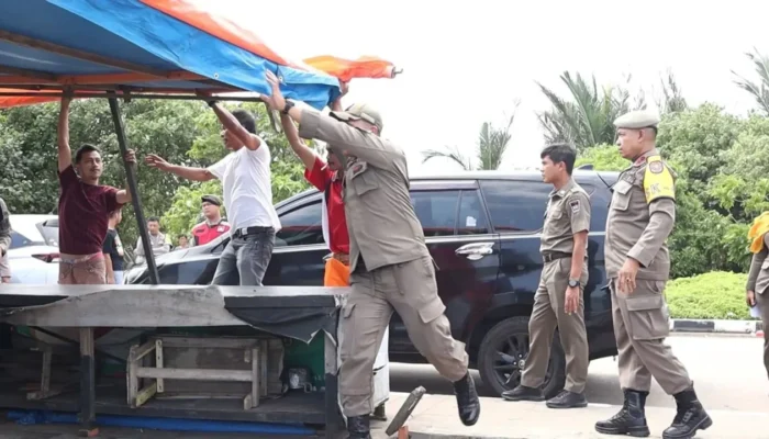 Satpol PP Tertibkan Bangunan Liar di Pantai Padang