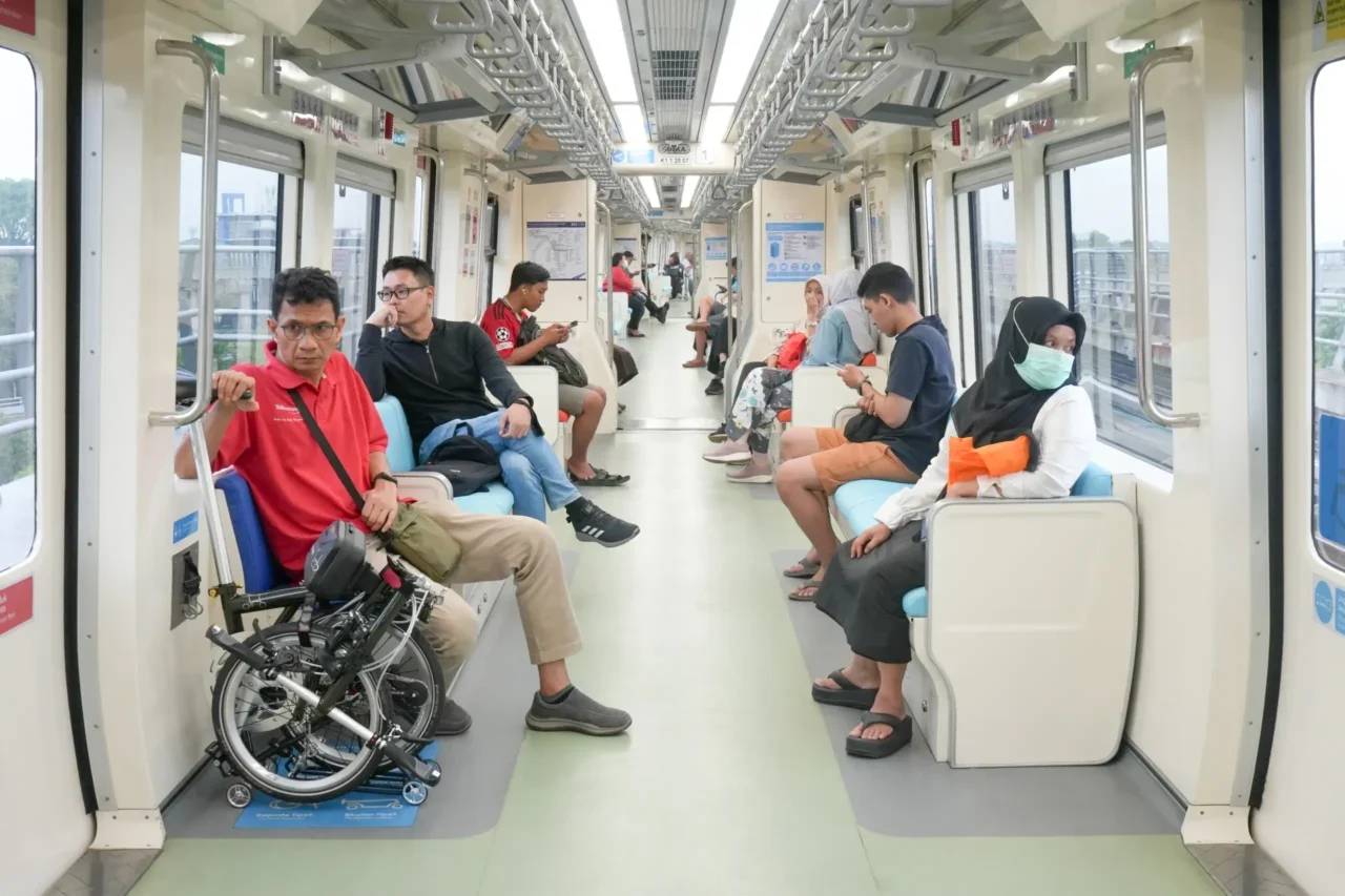 Libur sekolah dorong penggunaan LRT Jabodebek di luar jam sibuk, tembus 986 ribu pengguna.