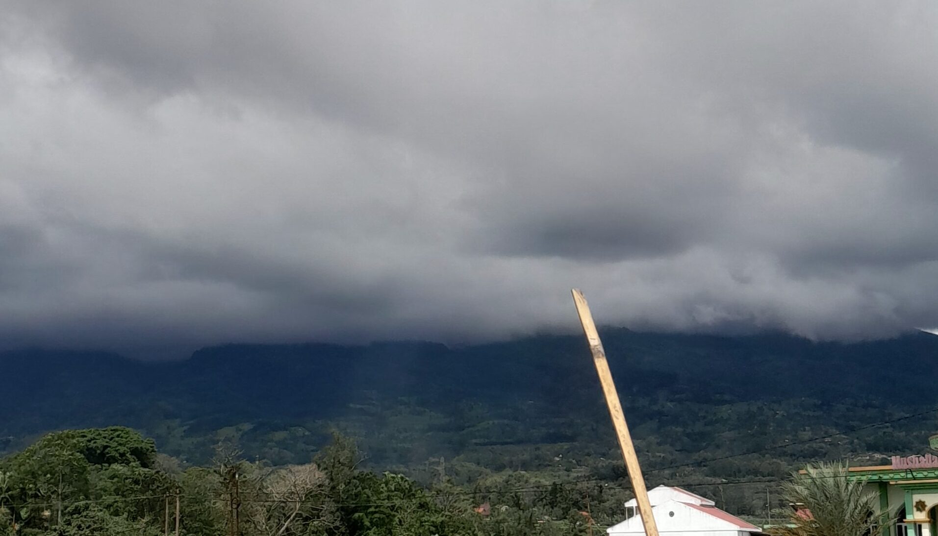 siang-ini-gunung-marapi-kembali-erupsi