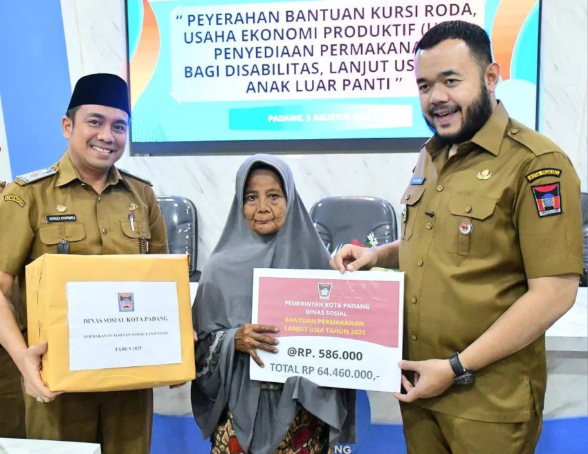 wujudkan-kepedulian,-pemko-padang-beri-bantuan-permakanan-dan-modal-usaha