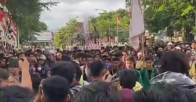 gabungan-mahasiswa-dan-ojol-demo-ke-polda-sumbar