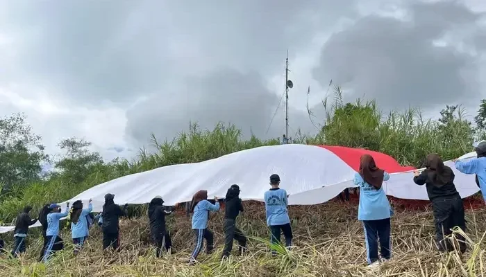 Tradisi Nasionalisme, SMAN 2 Padang Panjang Kibarkan Bendera Raksasa di Bukit Tui