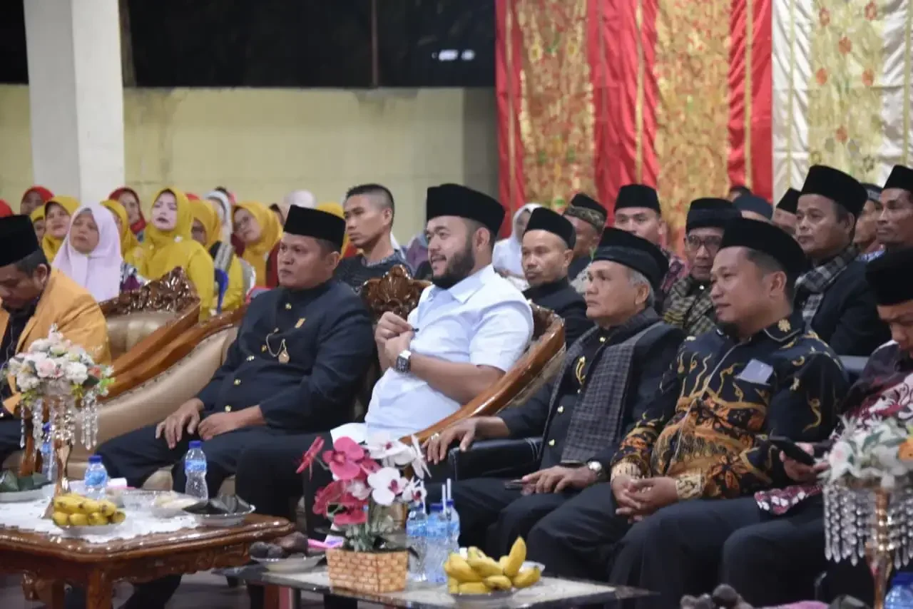 Wali Kota Padang Fadly Amran secara resmi membuka Festival Petatah Petitih yang digelar oleh Group Petatah Petitih Patah Tumbuh Hilang Bacari di bawah naungan Kerapatan Adat Nagari (KAN) Kenagarian Limau Manis, Kamis malam (21/8/2025).