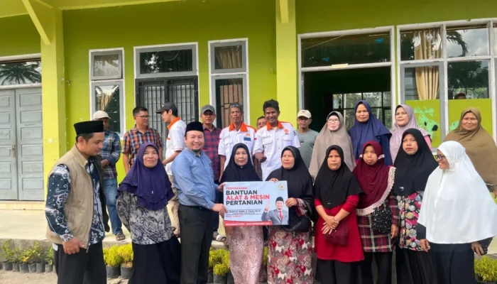 Wujudkan Sumbar Cerdas Bertani, Rahmat Saleh Salurkan Alsintan