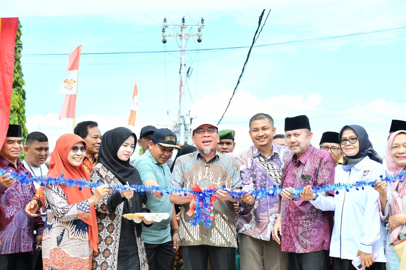 wawako-padang-resmikan-jalan-swadaya-masyarakat-di-gunung-pangilun