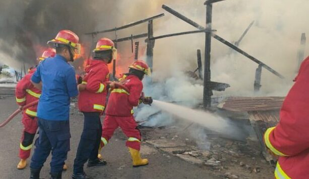 kebakaran-dua-rumah-di-ulak-karang-utara,-kerugian-capai-rp200-juta