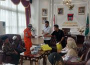 Wako Fadly Berangkatkan Petugas Kebersihan dan TRC Umrah Gratis