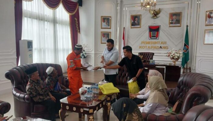 Wako Fadly Berangkatkan Petugas Kebersihan dan TRC Umrah Gratis