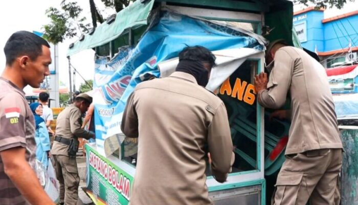 Satpol PP Tertibkan PKL Banda Buat, Barang Bukti Disita