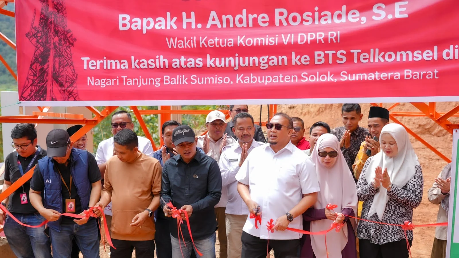 atasi-blank-spot-di-pelosok-kabupaten-solok,-andre-rosiade-dan-jfp-resmikan-bts-telkomsel-di-sumiso