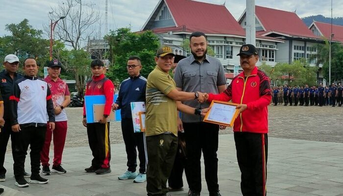 Wali Kota Padang Beri Penghargaan Tokoh Olahraga di Haornas ke-42