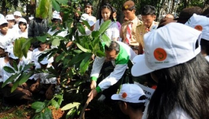 Jakbar Tanam 100 Pohon, Sejukkan Danau Sunset Avenue
