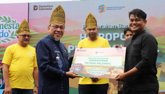 Jasindo Tingkatkan Pertanian Padang, Serahkan Alat dan Hidroponik