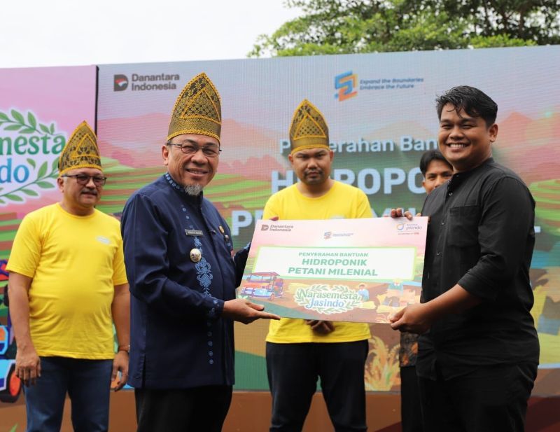 pemko-padang-terima-bantuan-alat-pertanian-dan-rumah-hidroponik