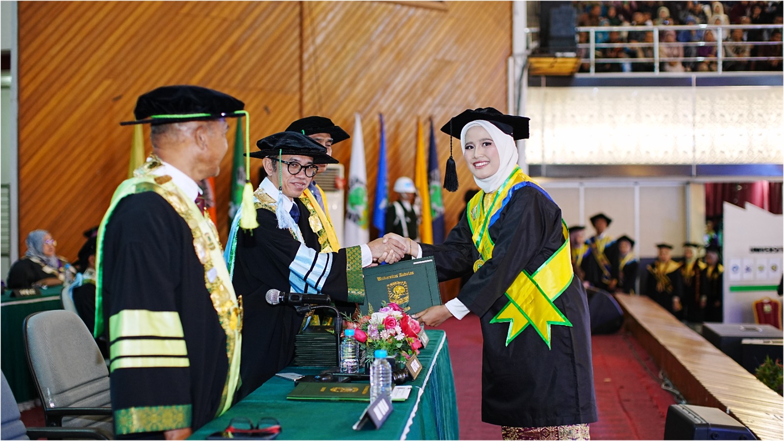 wisuda-iv-unand-3.100-lulusan-dikukuhkan,-persiapkan-lulusan-bersaing-di-tingkat-global,-ijazah-dua-bahasa-dibagikan