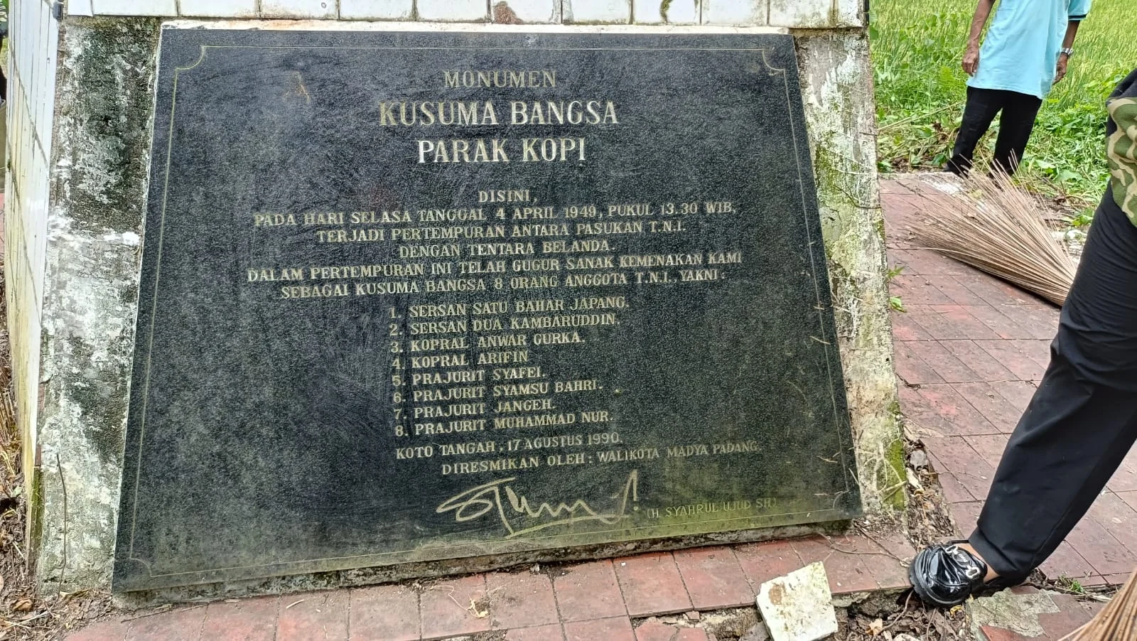 ppm-lvri-sumbar-gotong-royong-bersihkan-monumen-tugu-kusuma-di-kota-padang