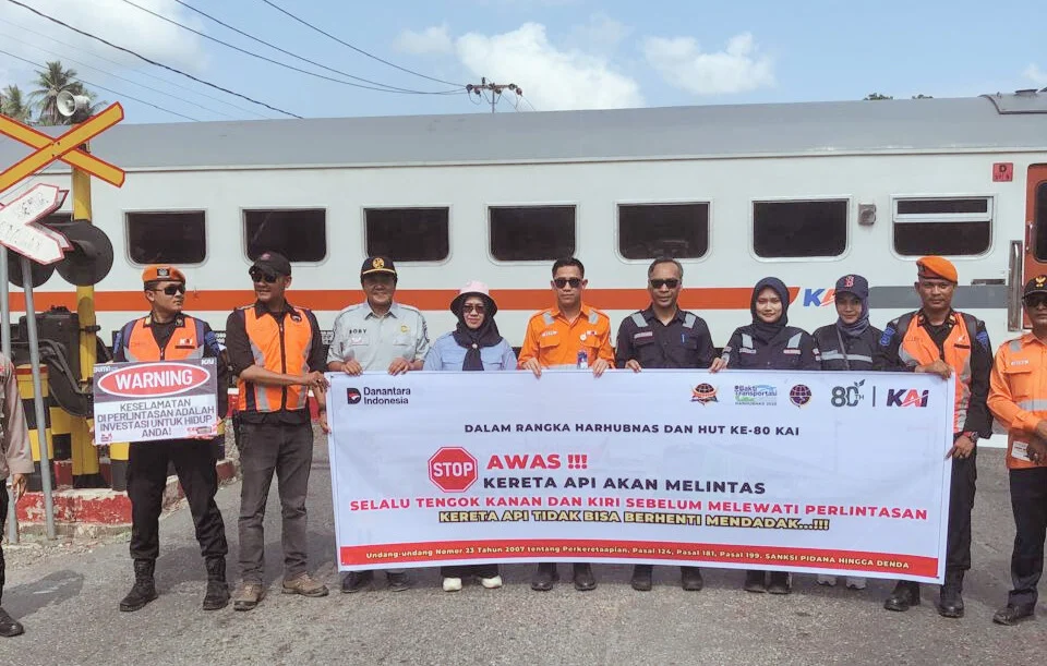 jasa-raharja-sumbar-dan-pt-kai-gencarkan-edukasi-keselamatan-di-perlintasan:-sabar-menunggu,-nyawa-tak-terganti