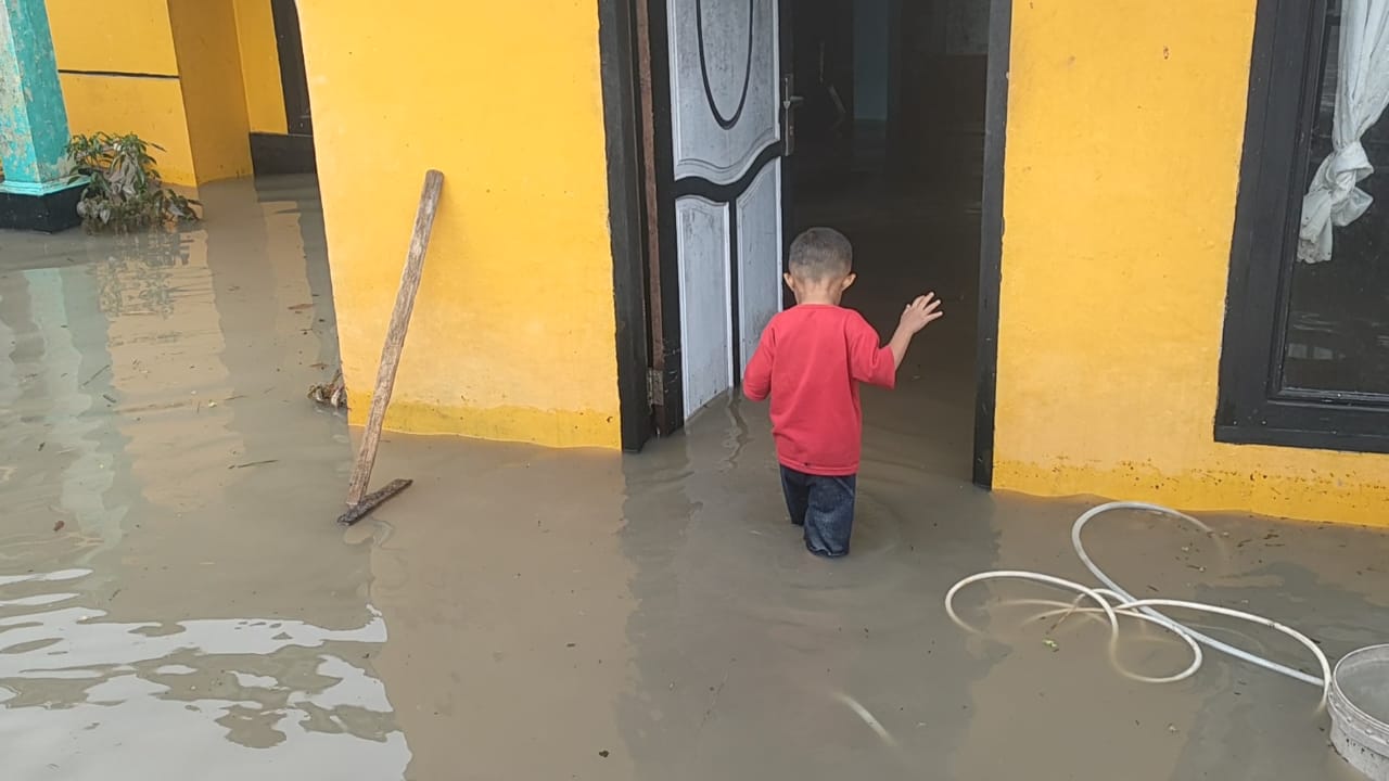 hujan-seharian,-banjir-genangi-rumah-warga-di-kota-solok