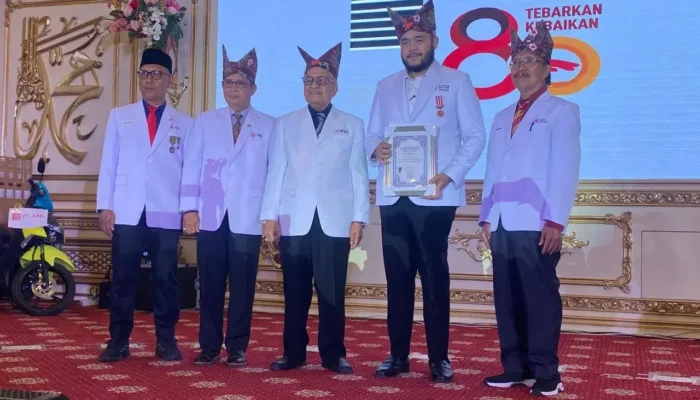 Wako Padang Fadly Amran Terima Lencana Jasa Pratama di HUT PMI ke-80