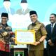 Penyerahan penghargaan kerukunan umat beragama kepada Wakil Wali Kota Padang dan Ketua FKUB Kota Padang oleh Kepala Pusat Kerukunan Umat Beragama Kemenag RI dan Ketua FKUB Sumbar di Aula Gubernuran Sumbar.