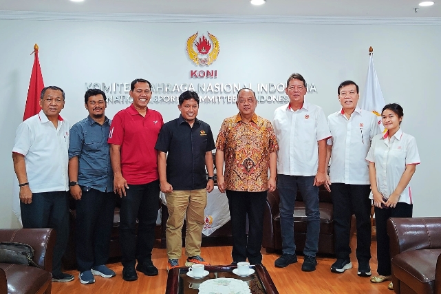 ketua-koni-pusat-marciano-norman-serahkan-sk-kepengurusan-koni-sumbar-kepada-hamdanus