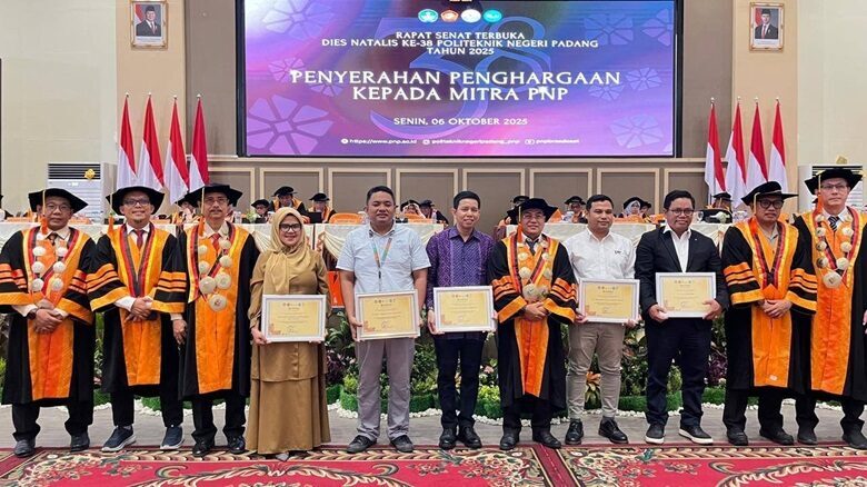 pnp-beri-penghargaan-pada-dinas-kominfo-padang