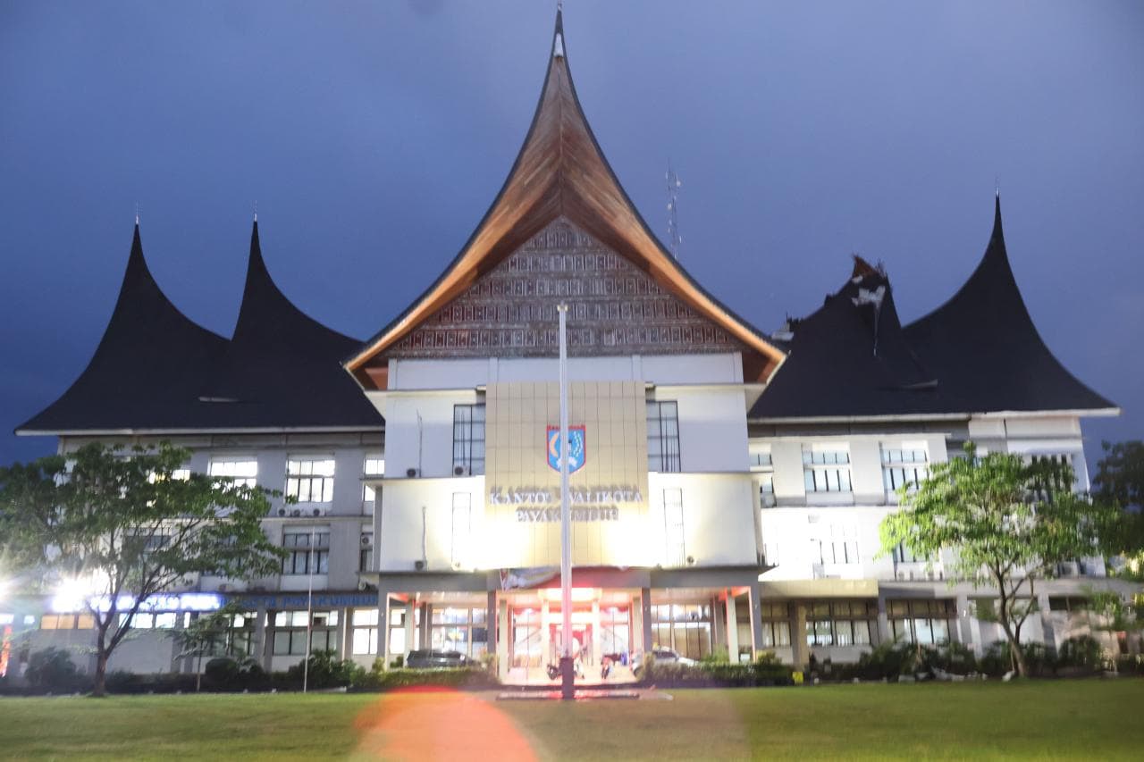 angin-kencang,-gonjong-balai-kota-payakumbuh-rusak