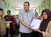 setelah-sd,-yota-balad-serahkan-seragam-gratis-untuk-siswa-smp-dari-keluarga-kurang-mampu