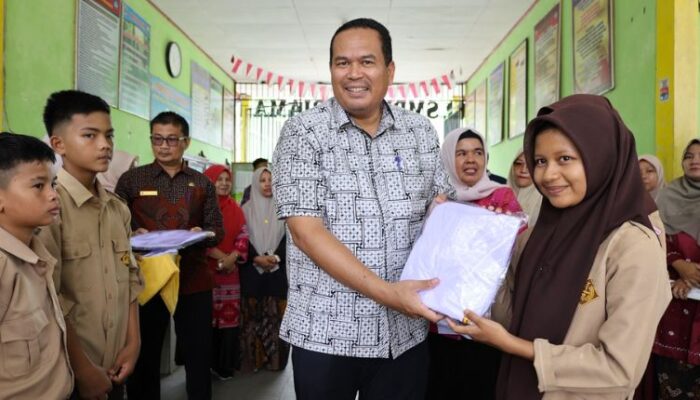Wali Kota Pariaman Bagikan Seragam Gratis untuk Siswa SMP