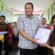 setelah-sd,-yota-balad-serahkan-seragam-gratis-untuk-siswa-smp-dari-keluarga-kurang-mampu