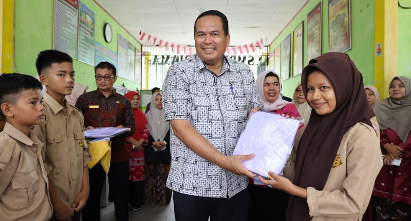 setelah-sd,-yota-balad-serahkan-seragam-gratis-untuk-siswa-smp-dari-keluarga-kurang-mampu