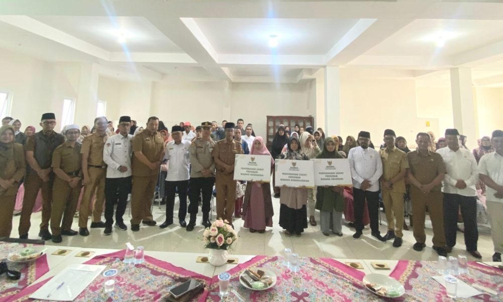 pemko-bersama-baznas-bukittinggi-kembali-salurkan-zakat-tahap-tiga-tahun-2025