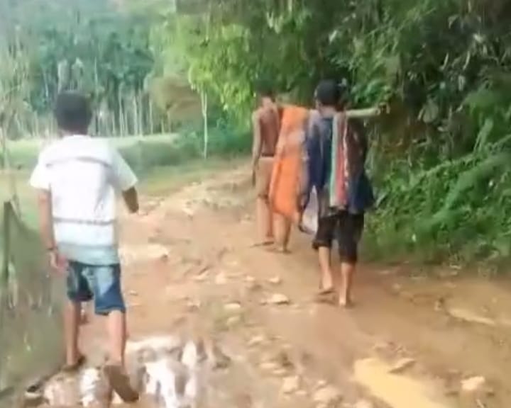 penjelasan-pemkab-agam-soal-video-viral-warga-ditandu-pergi-berobat-karena-jalan-rusak