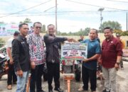 pemkab-dharmasraya-serahkan-10-unit-traktor-untuk-kelompok-tani