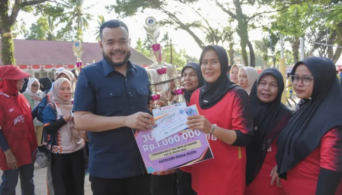 Wali Kota Padang Tutup Turnamen Voli SMPN 28 Padang Cup IX