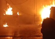 kebakaran-di-blok-a-pasar-raya-padang:-tiga-bangunan-rusak-berat,-lima-lainnya-rusak-ringan-dilahap-api