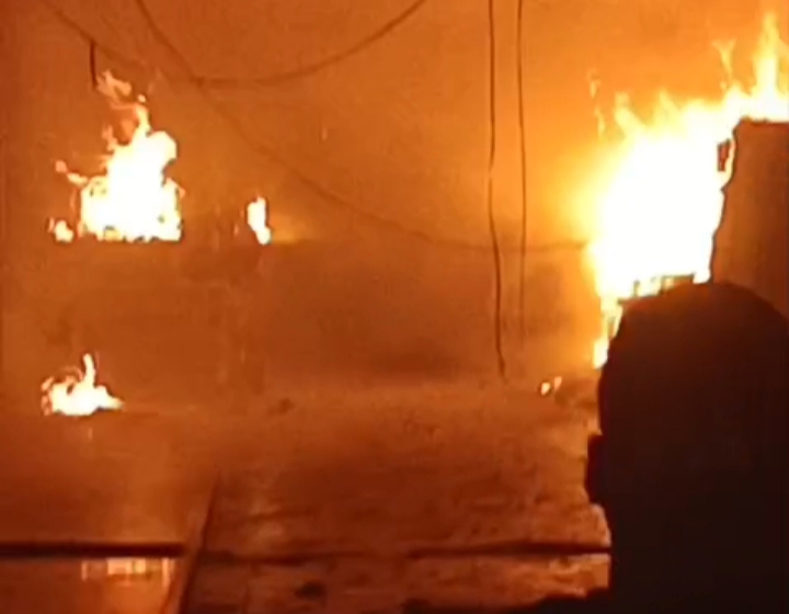 kebakaran-di-blok-a-pasar-raya-padang:-tiga-bangunan-rusak-berat,-lima-lainnya-rusak-ringan-dilahap-api