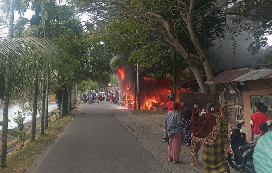 3-bangunan-semi-permanen-di-banda-bakali-padang-terbakar,-2-orang-meninggal