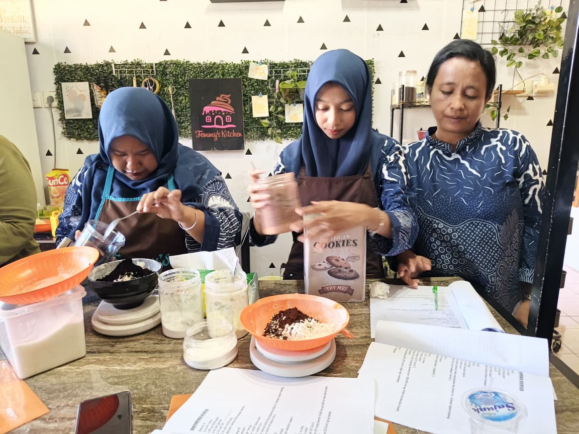 pt-semen-padang-dukung-pelatihan-tata-boga-untuk-warga-teluk-bayur,-dorong-kemandirian-ekonomi-keluarga-kurang-mampu