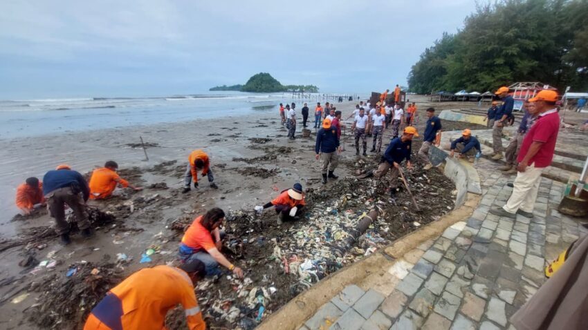 sinergi-kodaeral-ii-dan-pemko-padang:-pantai-air-manis-dibersihkan,-100-pohon-kelapa-hibrida-ditanam