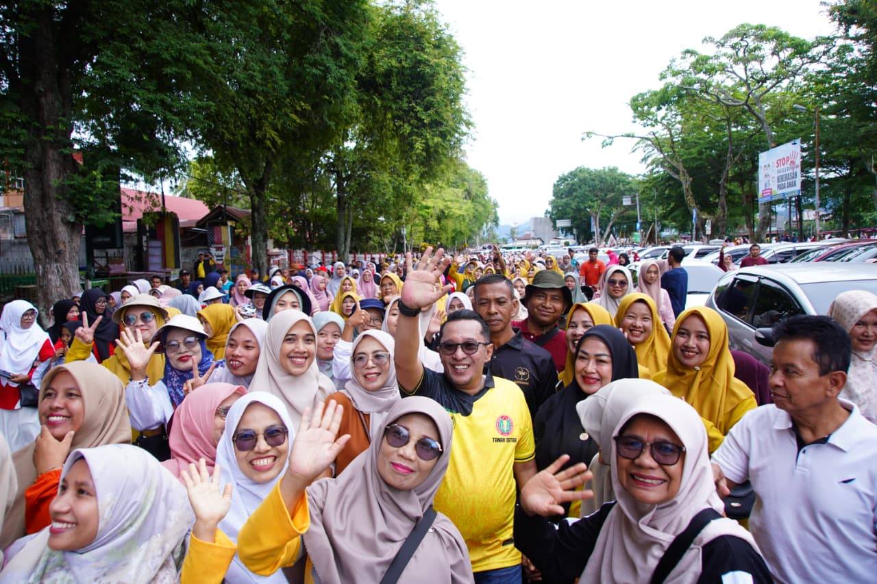 hgn-dan-hut-pgri-ke-80,-ribuan-guru-se-tanah-datar-ikuti-gerak-jalan-jantung-sehat