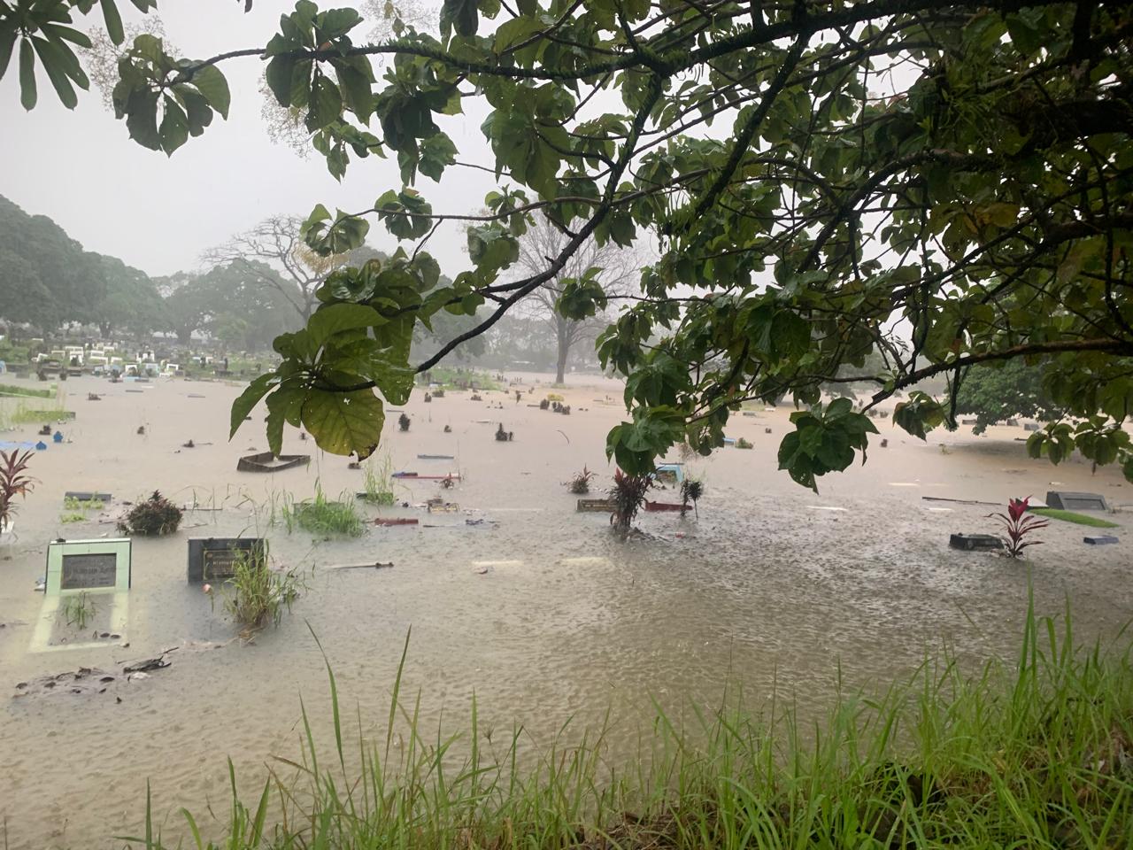 tpu-tunggulhitam-bak-lautan:-banjir-rendam-makam-hingga-peti-jenazah-terhanyut