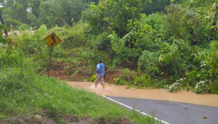 Longsor Timpa Rumah, Putuskan Jalinsum Bukittinggi-Medan Lagi