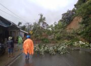 Longsor Beruntun Landa Agam, Warung Hancur, Akses Terputus