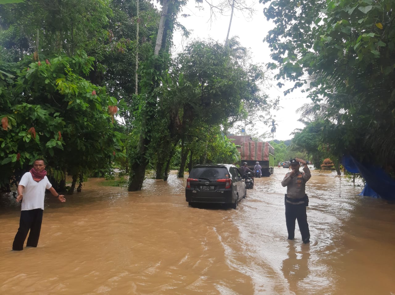 ruas-jalan-nasional-di-tarusan-kembali-tergenang-banjir,-akses-padang-painan-sempat-tersendat